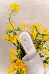 Sandalia de cuero color dorado con textura de piel de serpiente, con faja ancha sobre el empeine con elástico interno, suela de microporosa de alta densidad, taco de 5 cm y plataforma de 2 cm.