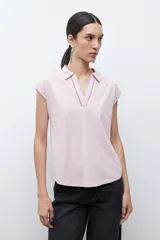 Remera azul marino de manga corta con cuello polo y escote en V con cierre.
