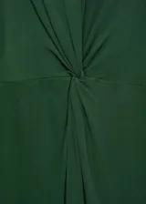 Vestido midi sin mangas de color verde oscuro, con cuello redondo y detalle drapeado frontal que crea un efecto de nudo.
