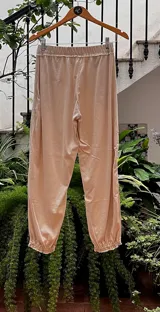 Pantalón tipo babucha color camel, con cintura y puños elastizados, bolsillos delanteros y confeccionado en 100% algodón.