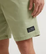 Bermuda masculina color gris claro, de sarga con efecto jaspeado, cintura elástica ajustable con cordón, bolsillos laterales y traseros, y etiqueta en la barra.