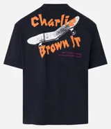 Remera negra de corte boxy, manga corta y cuello redondo. Estampado frontal con el logo de la banda Charlie Brown Jr.