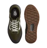 Championes Vans modelo Ultrarange 2.0, color verde musgo con detalles en gris oscuro y suela color caramelo. Presentan la icónica Sidestripe blanca en el lateral, confeccionados en malla transpirable con refuerzos de goma en la puntera y talón.