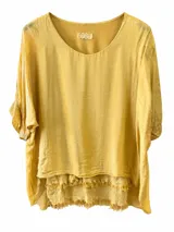 Blusa de seda color mostaza, de corte holgado, con cuello redondo y diseño de doble capa con dobladillo desmechado en el inferior.