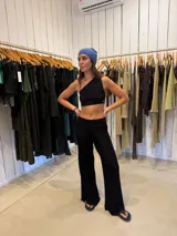Pantalón negro de tejido de punto con entrelazado en los laterales.