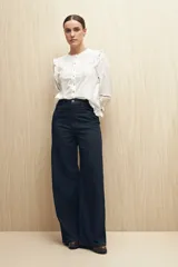 Jean ancho de tiro alto, color negro, con pierna amplia.