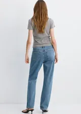 Jeans de denim de corte recto en color azul medio, de tiro medio con bolsillos clásicos y cierre frontal.