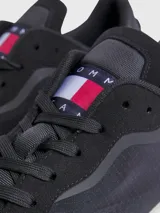 Zapatillas deportivas Tommy Jeans de corte bajo, con exterior de poliéster y diseño de paneles con mezcla de texturas. Presentan suela dentada de goma y caucho, cierre con cordones y parche distintivo de la marca en la lengüeta.