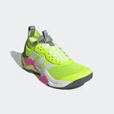 Championes de training Adidas Rapidmove ADV 2, color amarillo neón con detalles en gris oscuro y rosa fucsia. Presentan tres franjas blancas laterales, amortiguación Lightstrike Pro y sistema Torsion System.