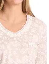 Conjunto de pijama compuesto por una remera de mangas largas con escote redondo y bolsillo frontal, y un pantalón largo con cintura elástica. Ambas piezas presentan un estampado floral y detalles de apliques de crochet en el cuello y el bolsillo.