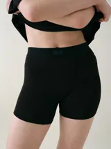 Short tipo boxer negro de viscosa y elastano, de tiro alto con cintura elástica.
