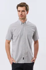 Camisa sport gris de manga corta con cuello abotonado, cierre frontal de botones y un bolsillo en el pecho.