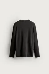 Camiseta relaxed fit de manga larga y cuello redondo de la colección Aaron Levine x Zara.