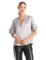 Blusa de satén color gris claro, con escote en V y mangas cortas adornadas con tres capas de volados superpuestos.