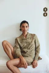 Shorts tiro medio de mezcla de cupro con acabado jacquard y cintura elástica.