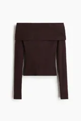 Top de manga larga en punto acanalado, color marrón oscuro, con escote Bardot (hombros descubiertos) que se forma por un cuello doblado ancho.