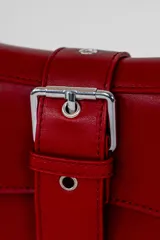Cartera roja con correa de cadena plateada y hebilla plateada decorativa.