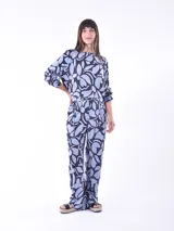 Pantalón de tiro alto, corte ancho y pierna recta, con estampado abstracto en blanco y negro.