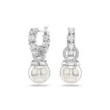 Aros colgantes plateados con cristales blancos y perlas redondas.