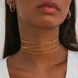 Gargantilla dorada de múltiples hilos finos.