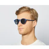 Gafas de sol Izipizi modelo #D Sun, con marco redondo de color azul y acabado de tacto suave. Cuentan con patillas flexibles con bisagras de muelle y cristales con protección 100% UV categoría 3.