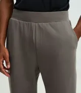 Pantalón deportivo de corte recto con ajuste levemente afunilado, confeccionado en tejido técnico con cintura elástica ancha. Presenta bolsillos laterales y bolsillo trasero embutido con acabado limpio.