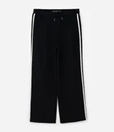Pantalón de poliéster color negro con corte super wide leg y líneas blancas laterales en contraste.