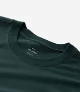 Remera masculina blanca de corte relajado, cuello redondo y manga corta. Confeccionada en malla de algodón 100% sostenible.