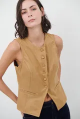 Chaleco de gamuza color caramelo, con cierre frontal de botones y bolsillos laterales simulados.