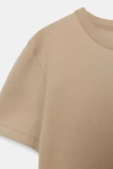 Camiseta de manga corta color rosado, con cuello redondo y corte regular. Confeccionada en tejido de punto interlock elástico y flexible.