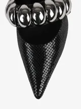 Zapato slingback negro con estampado de piel de serpiente, punta fina, tacón kitten y adorno de esferas metálicas plateadas en la tira delantera.