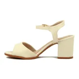 Sandalias de tacón medio cuadrado, color dorado, con tira ancha en el empeine y pulsera ajustable al tobillo con hebilla metálica.