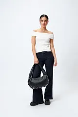 Top tejido de punto acanalado color blanco, con escote bardot que deja los hombros al descubierto.