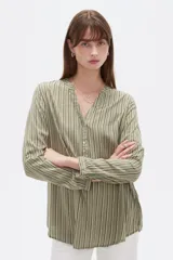 Blusa de viscosa con estampado de rayas verticales en tonos verdes y blancos, escote en V con cuello mao y manga larga.