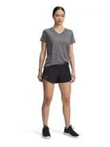 Short deportivo Under Armour de color negro, confeccionado en tejido de punto suave y ligero. Cuenta con cintura elástica de tiro bajo con el logotipo de la marca, bolsillos laterales abiertos, ribetes grises a los lados y dobladillo curvo.