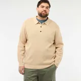 Sweater de punto con textura tipo waffle, color beige, con cuello polo y cierre frontal de tres botones. Diseño de manga larga con puños acanalados.