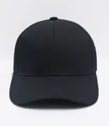 Gorro de béisbol negro liso con visera curva y botón en la parte superior.
