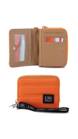 Billetera corta de diseño capitoneado con cierre perimetral y solapa frontal. Cuenta con compartimentos internos para tarjetas y billetes, e incluye una correa de mano desmontable.