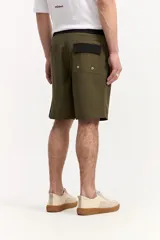 Short de baño surf fit de color salmón, con cintura fija, cordón ajustable en contraste y corte amplio.