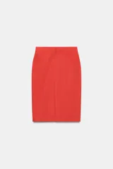 Falda midi de tiro medio en color rojo, con trabillas, cinco bolsillos, abertura delantera y cierre con cremallera, botón interior y gancho metálico. Colección especial Fruit of the Loom x Zara.