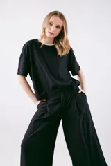 Pantalón negro de corte palazzo.