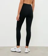 Legging deportiva Get Over de calce ajustado, confeccionada en microfibra térmica con cintura elástica. Diseño liso y minimalista, ideal para entrenamiento y uso diario.