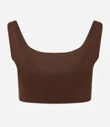 Top deportivo color marrón, sin copa, con escote redondo y breteles medianos.