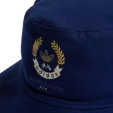 Gorro tipo bucket Adidas color azul marino con logo bordado en dorado y blanco.