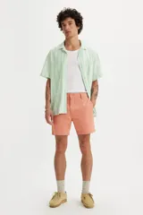 Bermuda de sarga color salmón, con bolsillos laterales y traseros.
