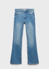 Jeans de tiro medio estilo flare y corte campana, confeccionados en denim de algodón. Presentan diseño de cinco bolsillos, trabillas para cinturón, cierre de cremallera y botón, y terminación de bajo deshilachado.
