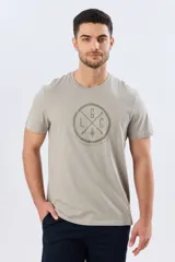 Remera de manga corta con estampa central tono sobre tono de inspiración vintage, cuello redondo y corte clásico.