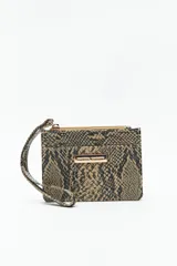 Billetera con estampado de piel de serpiente, cierre dorado y correa de muñeca.