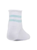 Medias deportivas Under Armour de corte cuarto, color blanco con detalles en turquesa. Presentan dos líneas horizontales en el tobillo y el logo de la marca en el empeine. Fabricadas con tejido ligero y transpirable, incluyen soporte de arco integrado y paneles de malla para mayor ventilación.