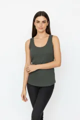 Musculosa de algodón con elastano, de corte ajustado al cuerpo y cuello redondo.